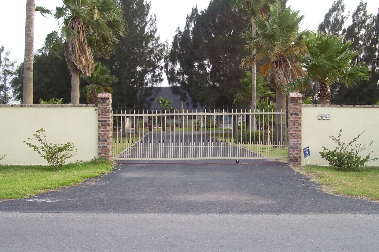 Residential Building Next door - 130-135 Dombrow Ct