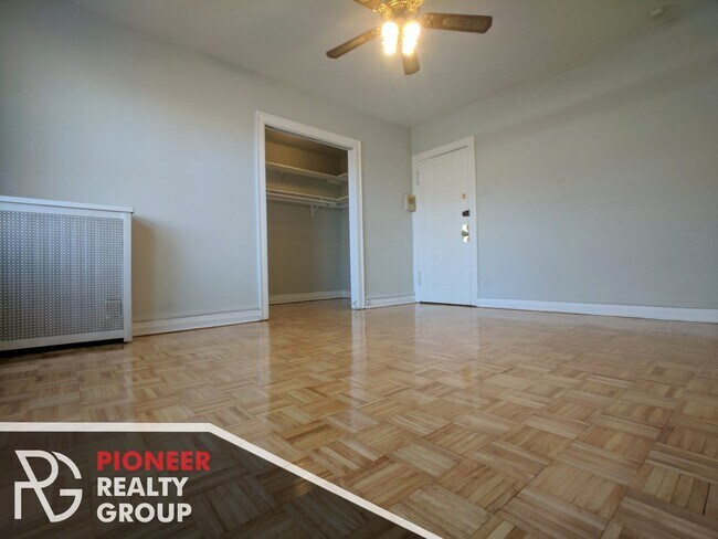 Foto del edificio - 717 W Belmont Ave