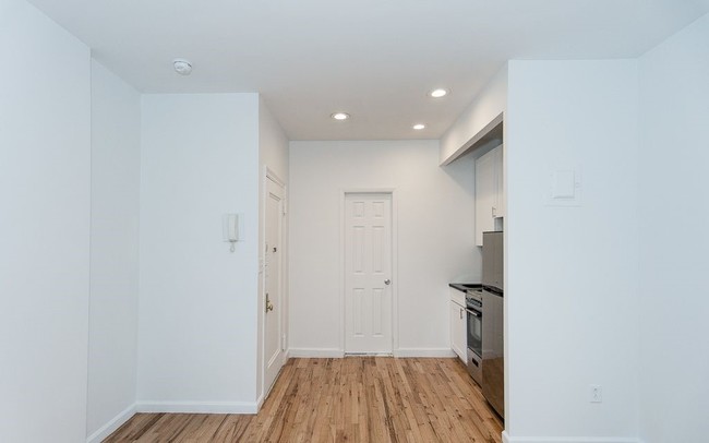 Building Photo - 410 E 78th St