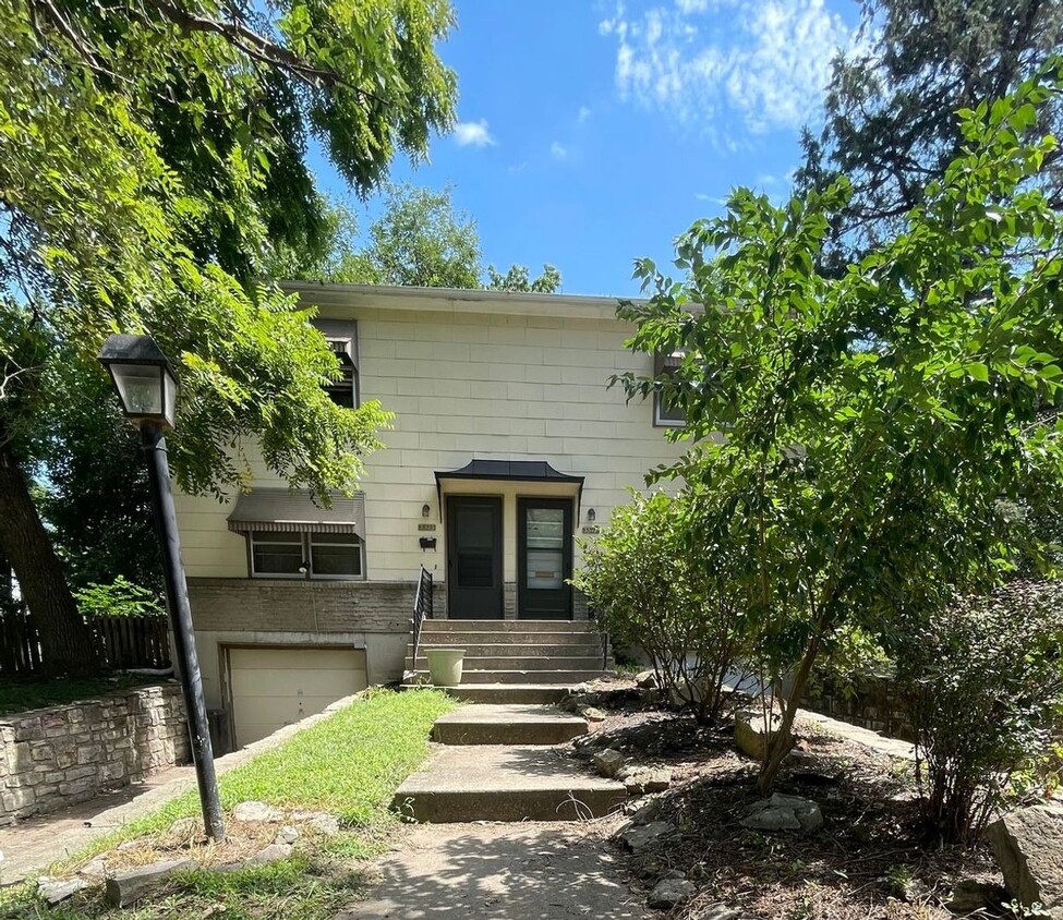 Primary Photo - Beautifully Updated 2-Bedroom, 1-Bathroom ...