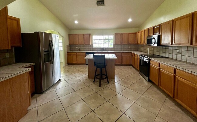 Building Photo - Western Port St. Lucie 3/2/2 with flex/roo...