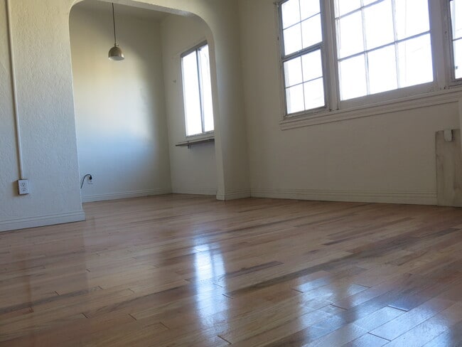 Foto del edificio - 606 N Occidental Blvd