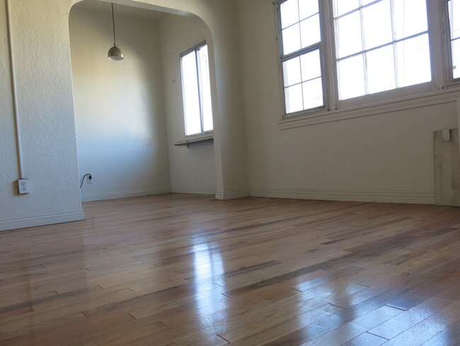 Building Photo - 606 N Occidental Blvd