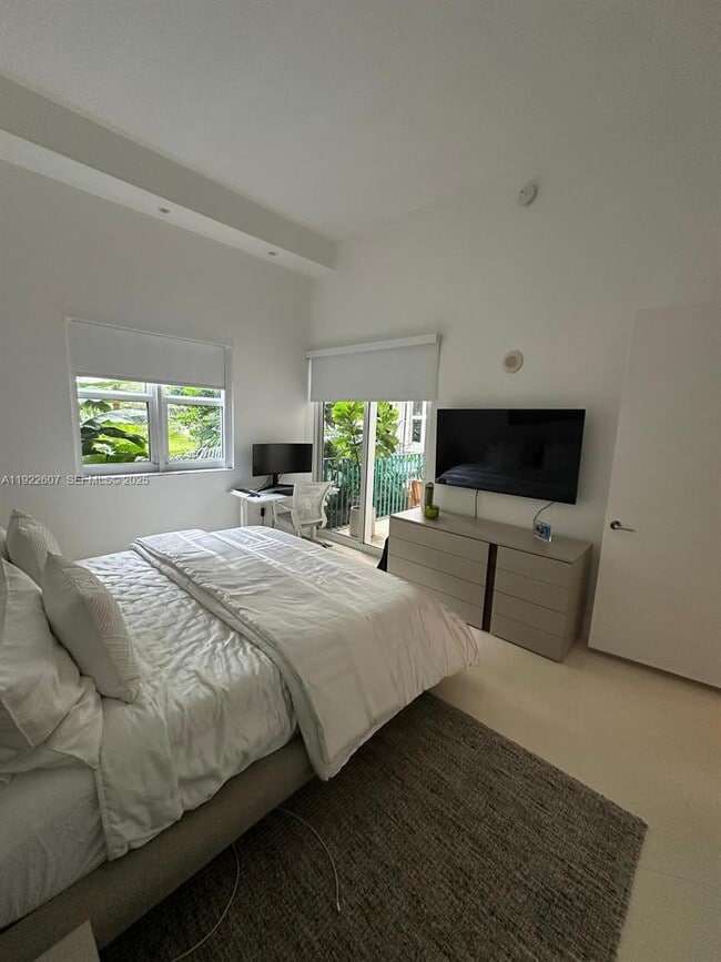 Building Photo - 19900 E Country Club Dr