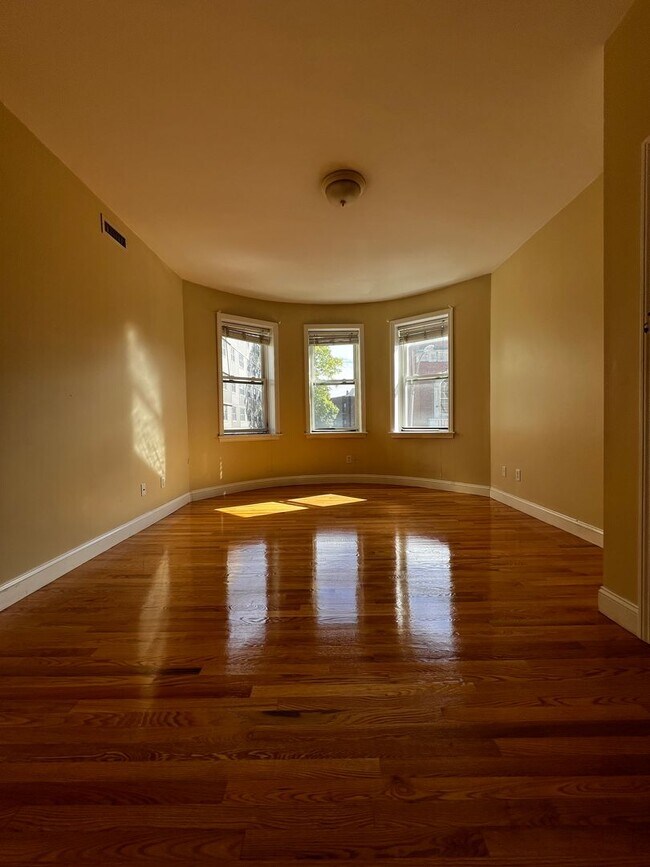 Building Photo - Large 4 bedroom unit right next to BU!