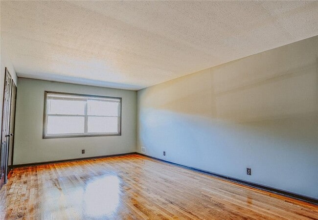 Foto del edificio - 2877 Whispering Hills Dr