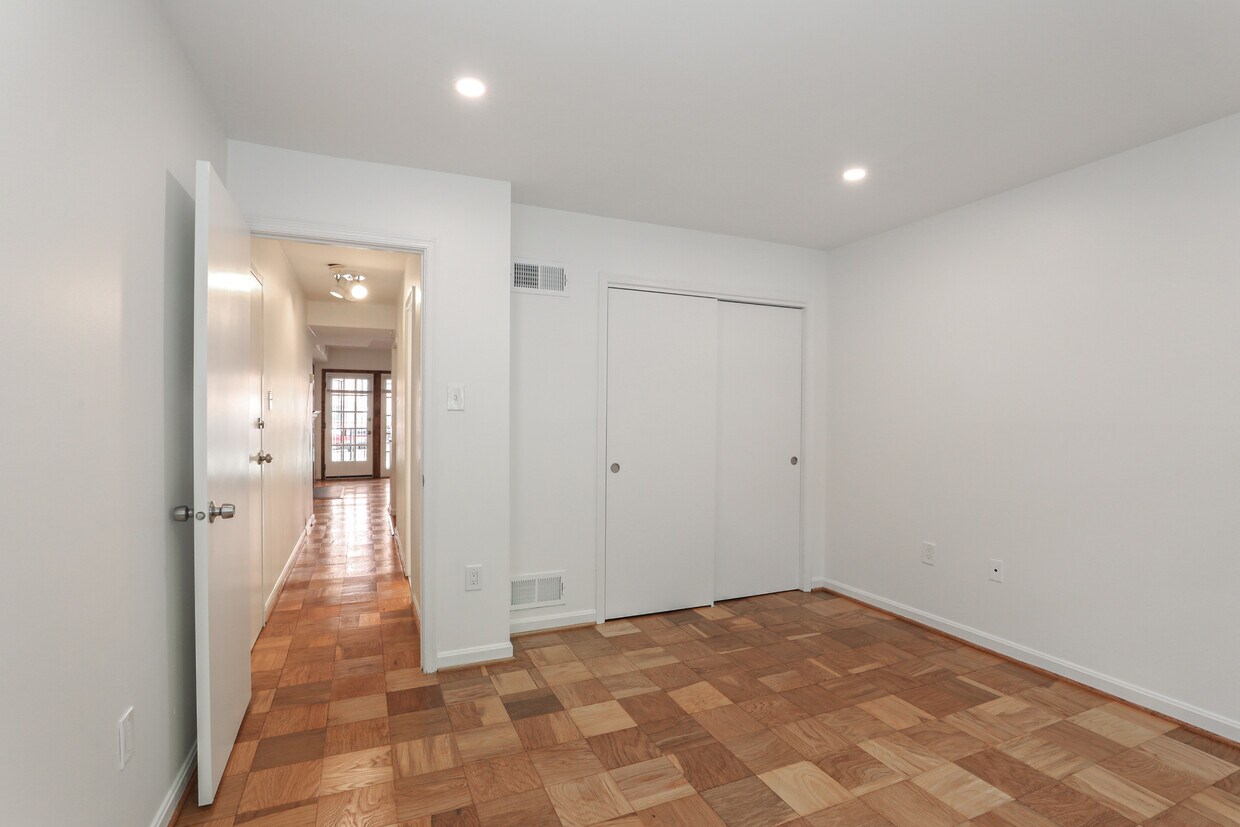Primary Photo - 1609 Corcoran St NW