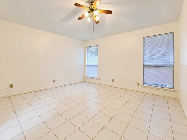 Building Photo - 4605 High Pointe Dr