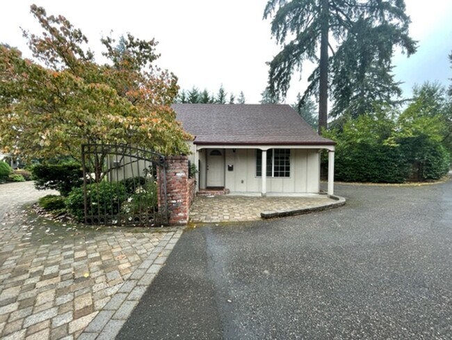 Building Photo - Wonderful Dunthorpe Carriage House with ac...