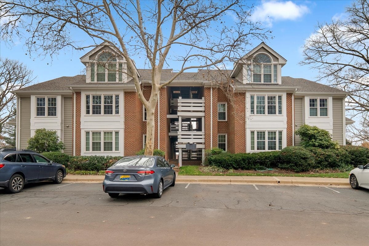 Classic Reston condo Offers Bright, Peaceful Court Living - Classic Reston condo Offers Bright, Peaceful Court Living
