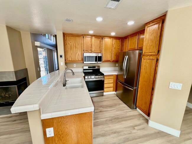 Foto del edificio - Bright and spacious 3 bed / 3 bath single-family home in the desirable Rancho Del Oro area of Oce...