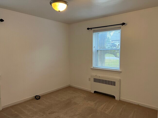 Building Photo - 405 Hemlock Dr SE