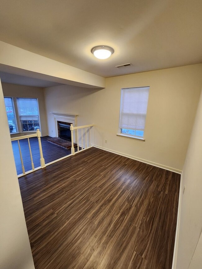 Building Photo - Spacious 3 Bedroom 1.5 Bath townhome with convenient location, private driveway and yard availabl...