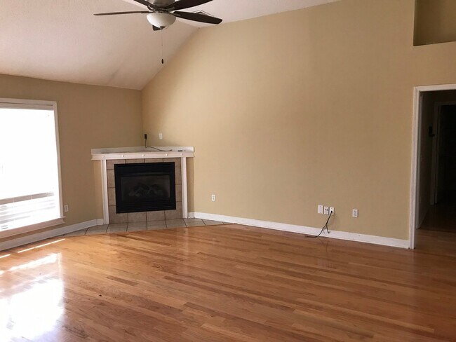 Building Photo - 495 Alexa Dr