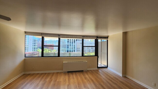 Foto del edificio - 270 Marin Blvd