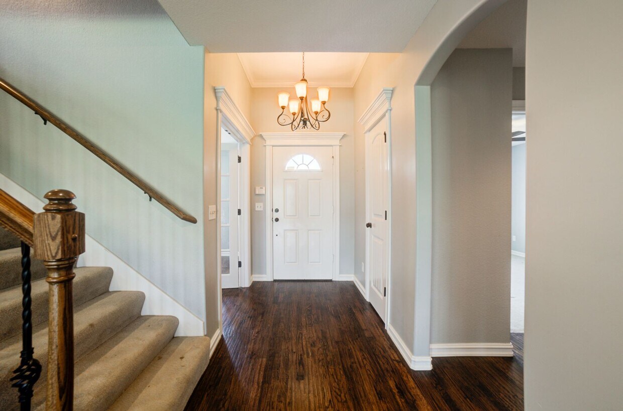 Foto principal - 4 Bed / 3 Bath in Jenks!
