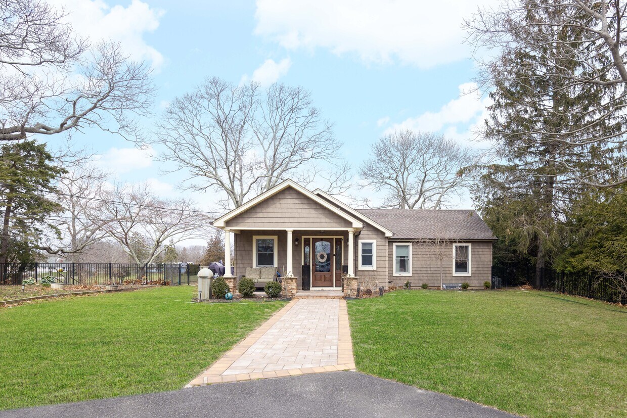 Primary Photo - 1425 Pine Neck Rd