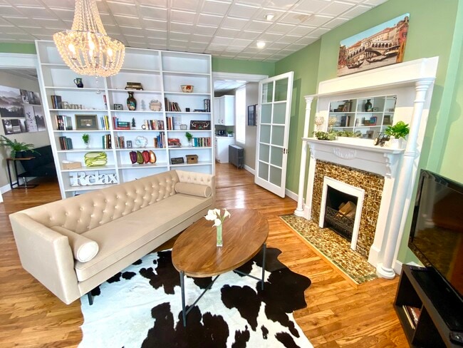 Beautiful, Historic Architecture - 208 Walnut St