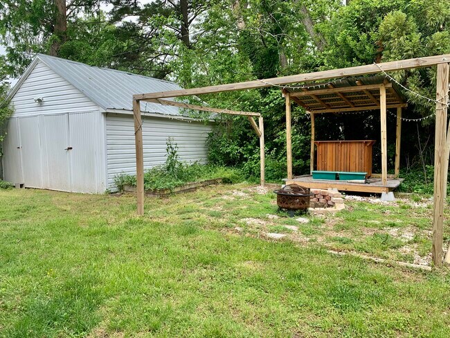 Building Photo - 3207 Kenmore Dr