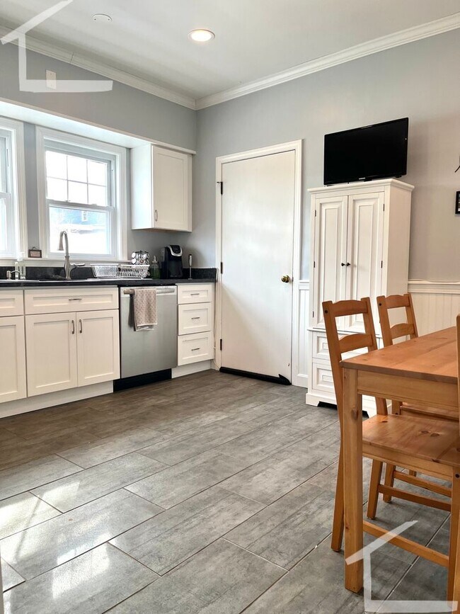 Foto del edificio - Free Laundry, Parking, Stainless Steel appliances, Backyard