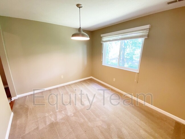 Building Photo - 4480 Mayhew Ave