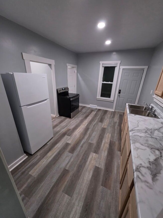 Building Photo - 1344 Oakes St