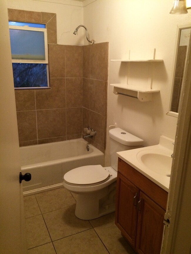 Bathroom - 860 W 7th St