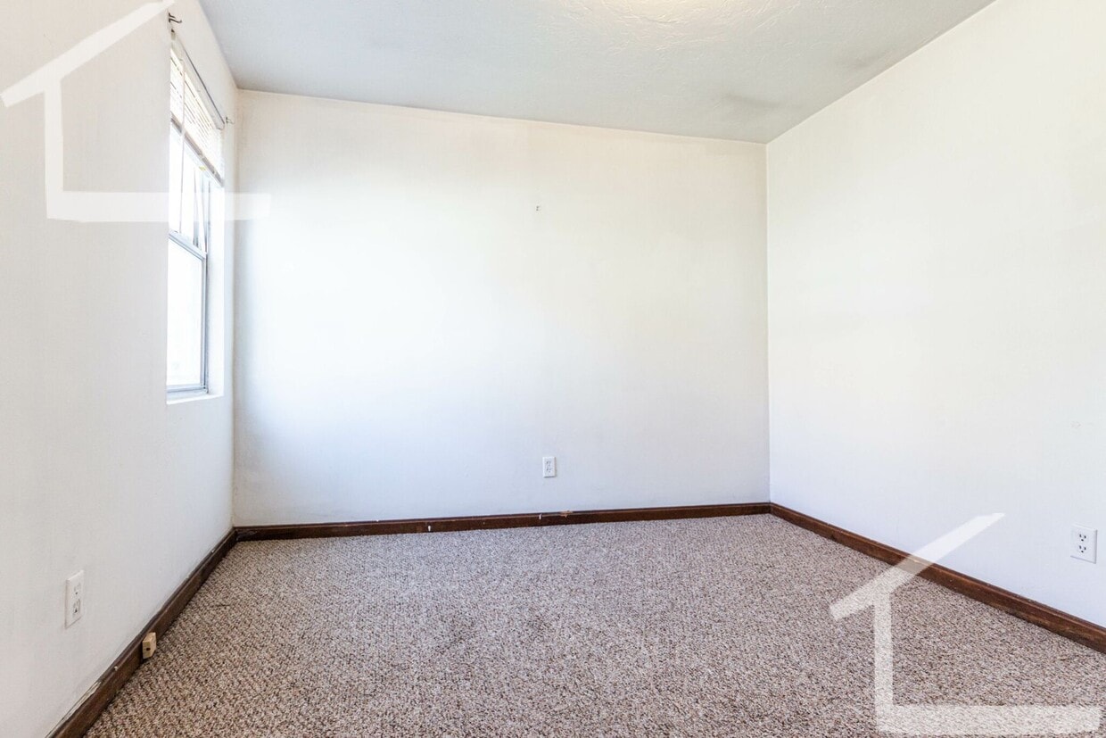 Building Photo - 4 Bedroom