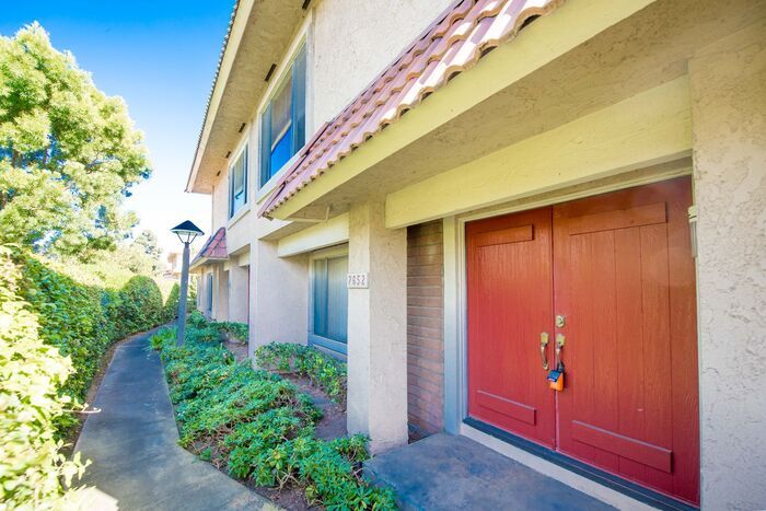 Charming 2 Bedroom, 2 and a half Bath Townhome in Huntington Beach! - Charming 2 Bedroom, 2 and a half Bath Townhome in Huntington Beach!