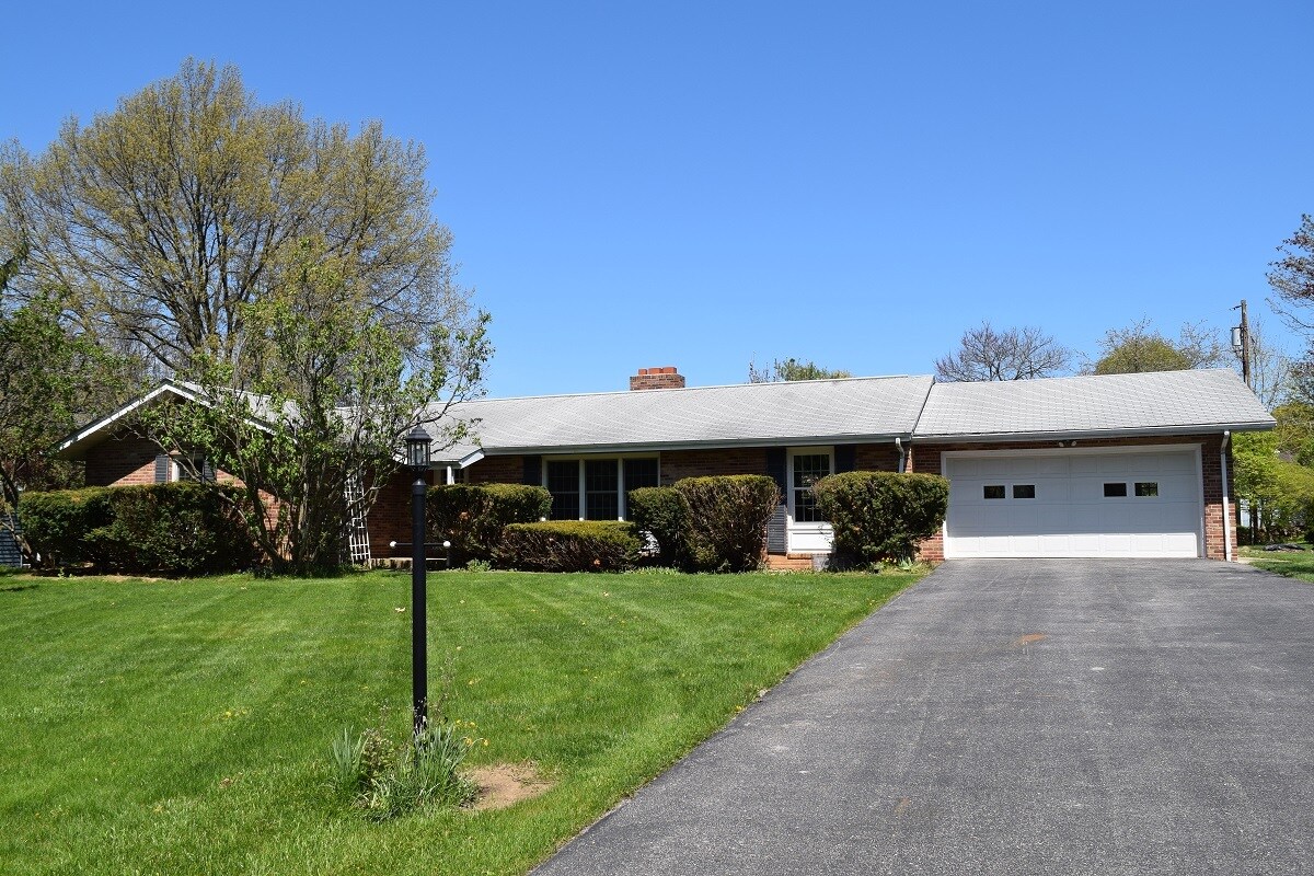 Primary Photo - 607 Outer Dr
