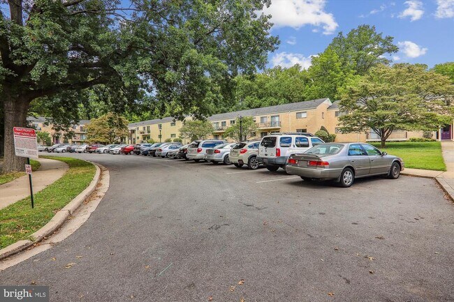 Foto del edificio - 10631 Montrose Ave