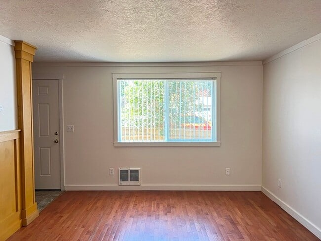 Building Photo - 1288 E Santiam St