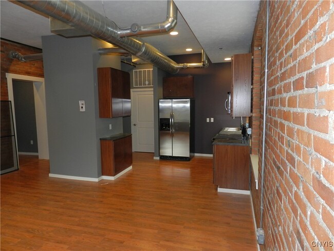 Building Photo - 317 S Clinton St