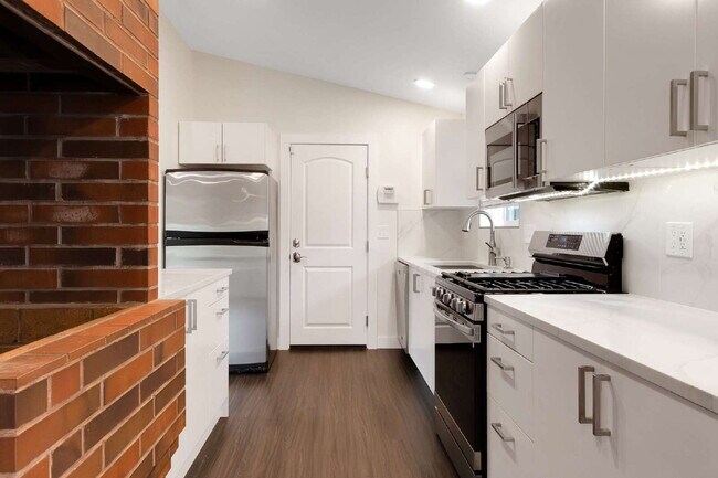 Foto del edificio - Top Level Home - Private Backyard - 2 Car Garage in Commuter Friendly Area of Renton!