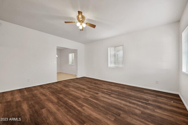 Foto del edificio - 5327 E Taylor St