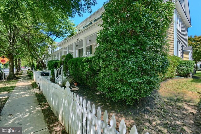 Building Photo - 403 Crooked Creek Dr
