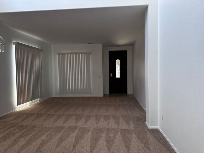 Foto del edificio - Situated In a Quiet Community Of Santa Cla...