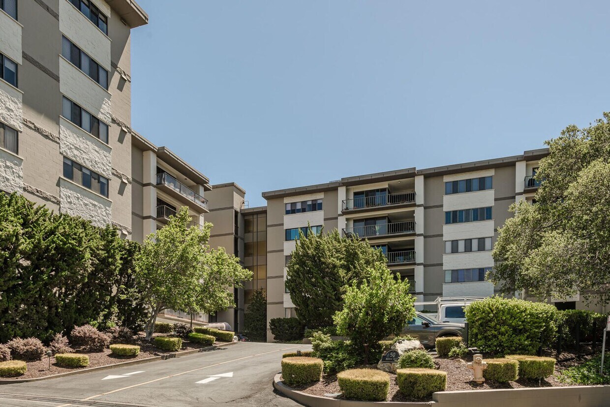 Primary Photo - Gorgeous 2 Bed / 2 Bath Top Floor Condo wi...