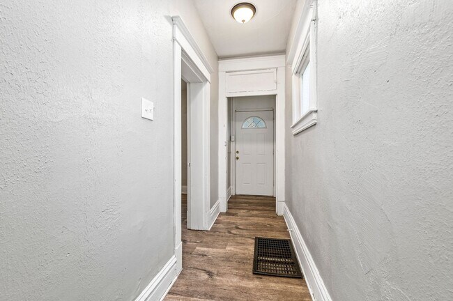 Building Photo - Large 4 bed 1 bath - Completely redone, la...