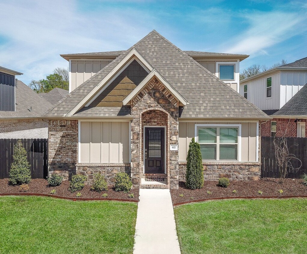 Luxurious 4 Bedroom, 3.5 Bathroom Home In Fayetteville, AR - Luxurious 4 Bedroom, 3.5 Bathroom Home In Fayetteville, AR