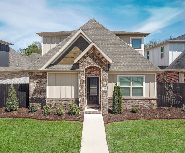 Luxurious 4 Bedroom, 3.5 Bathroom Home In Fayetteville, AR - Luxurious 4 Bedroom, 3.5 Bathroom Home In Fayetteville, AR