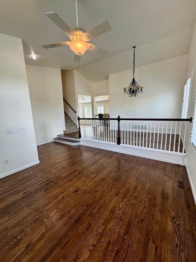 Foto del edificio - Incredible two-story home located in Stets...
