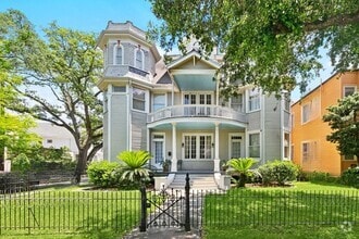 Building Photo - 6056 Prytania St
