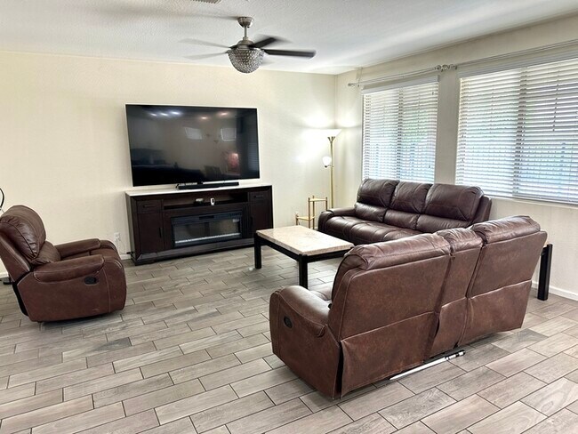 Building Photo - Gorgeous Layton Lakes with pool!