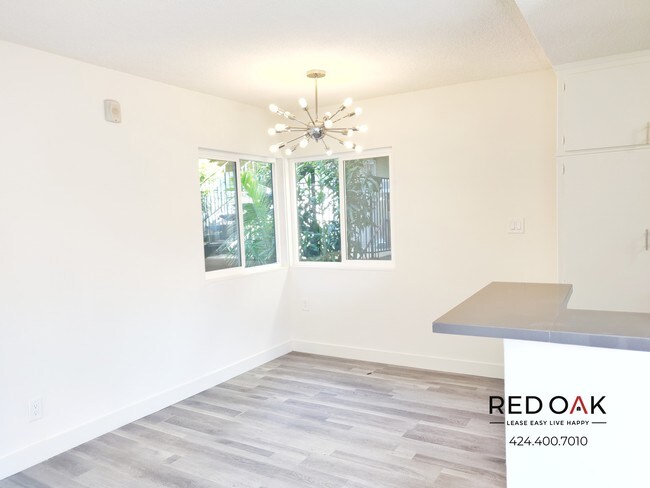 Building Photo - Just on the Market! - Modern Two Bedroom