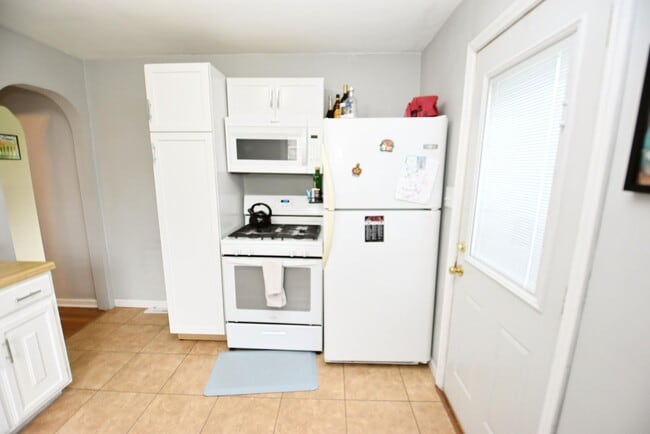 Building Photo - Fully furnished home, 3 bedroom 2 full baths