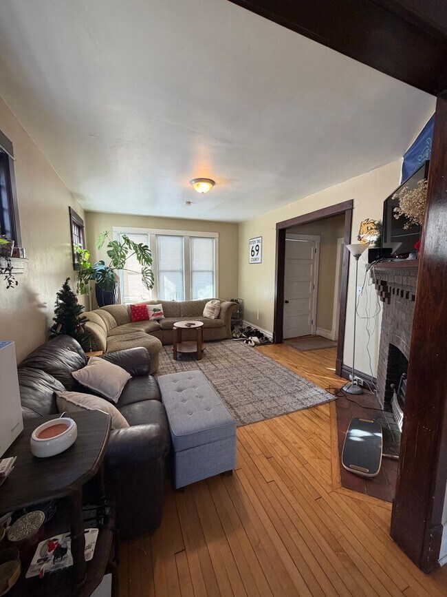 Foto del edificio - AVAILABLE JUNE 1st - 4 Bed, 1.5 Bath Bungalow