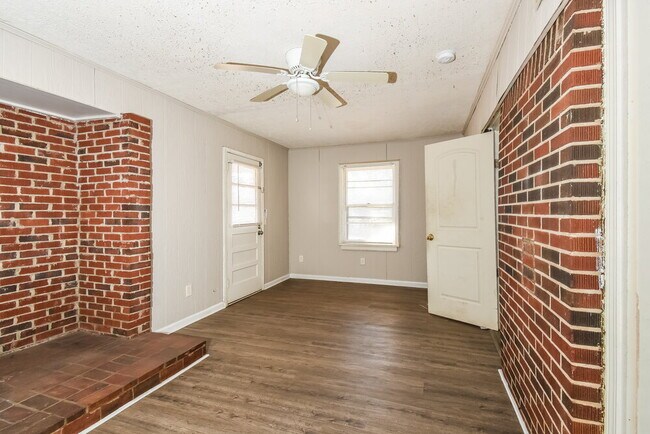 Foto del edificio - 1642 Pine Cir