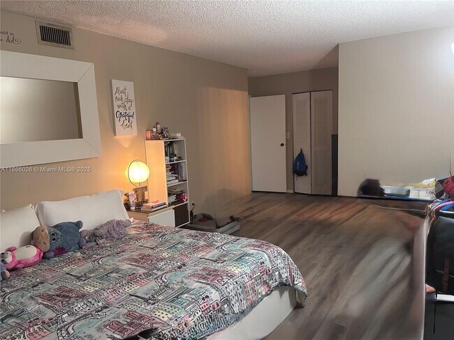 Foto del edificio - 800 Parkview Dr