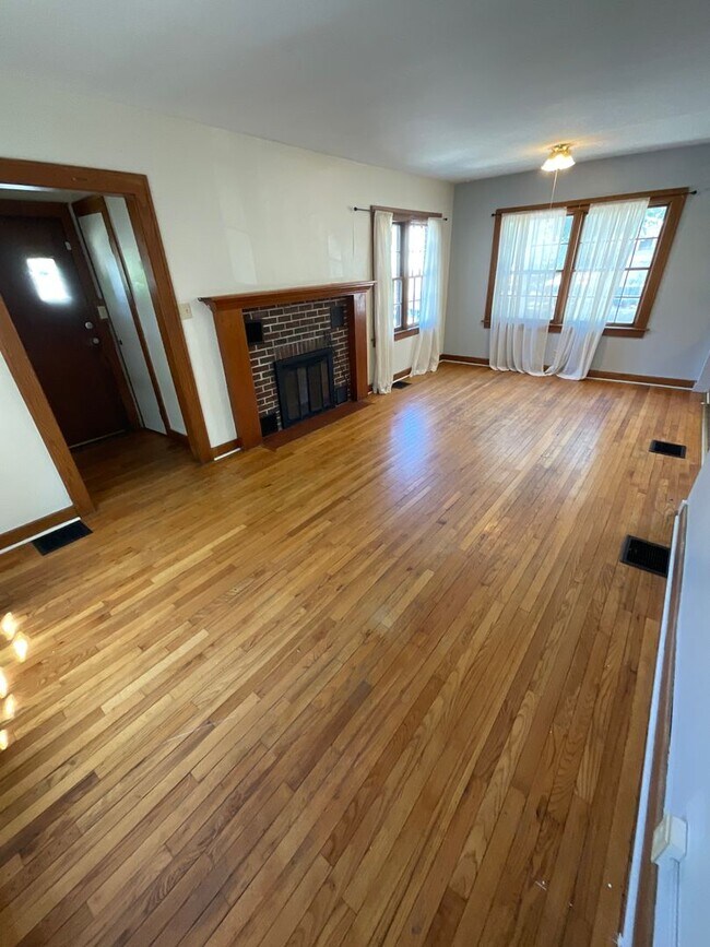 Building Photo - 5 Bed 2 Bath House Downtown!! **AVAILABLE AUGUST 2027**